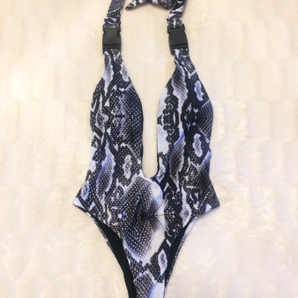 High cut one-piece swimsuit - Picture 3 of 5